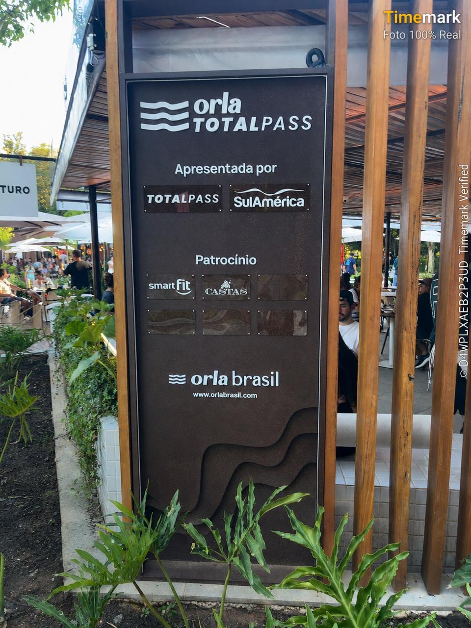 Totem de mídia digital no calçadão da Orla TotalPass