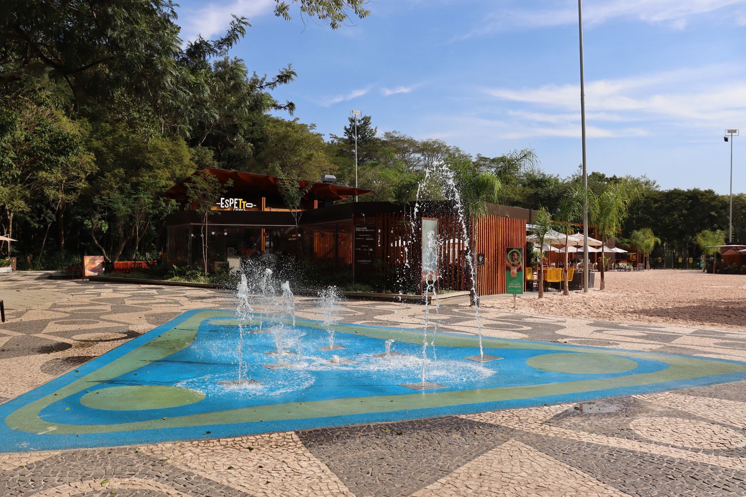 Calçadão e fonte de água da Orla TotalPass