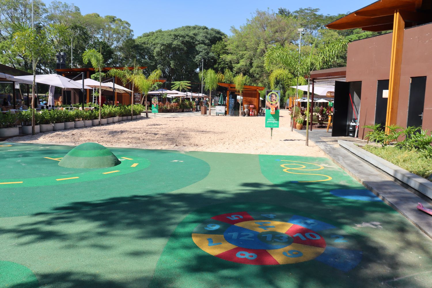 Área infantil da Orla TotalPass ao lado da areia